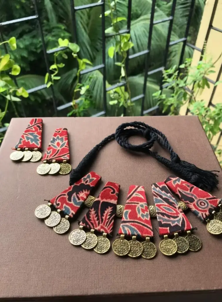 Coin necklace with tarsel earrings_92
